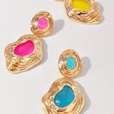METAL WRINKLED W COLOR STONE DANGLE EARRINGS